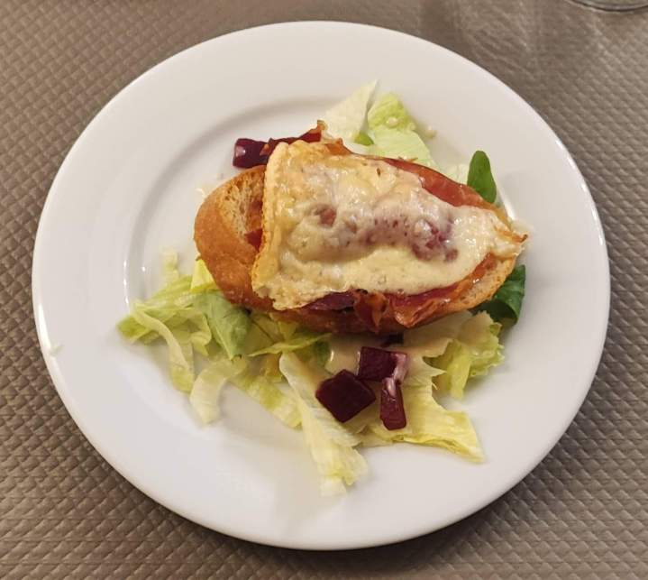 Pain grillé avec fromage et salade Gan